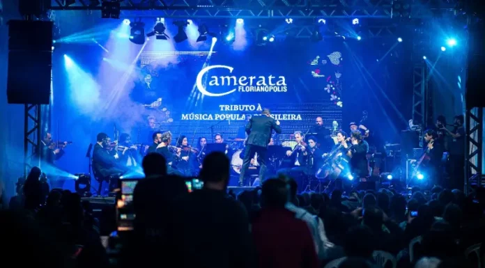 Camerata Florianópolis celebra 150 anos do TAC com tributo à Música Popular Brasileira Músicos da Camerata Florianópolis se apresentam no palco do Teatro Álvaro de Carvalho