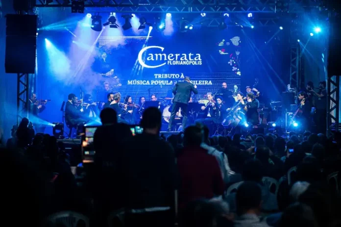 Músicos da Camerata Florianópolis se apresentam no palco do Teatro Álvaro de Carvalho