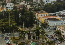 Vista aérea do Centro Histórico de São José, onde serão realizadas as apresentações, mostrando ruas, praças e construções históricas do local.