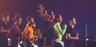Pessoas correndo à noite em uma corrida de rua, representando a Ibagy 55 Anos Night Run em Florianópolis.