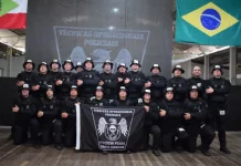 Formandos do Curso de Técnicas Operacionais Policiais da Polícia Penal posam após a solenidade de formatura em Santa Catarina.