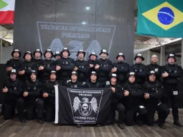 Formandos do Curso de Técnicas Operacionais Policiais da Polícia Penal posam após a solenidade de formatura em Santa Catarina.