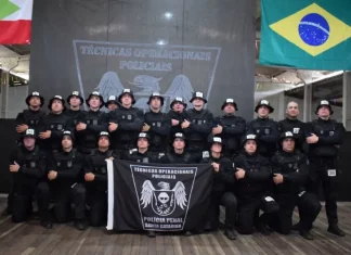 Formandos do Curso de Técnicas Operacionais Policiais da Polícia Penal posam após a solenidade de formatura em Santa Catarina.