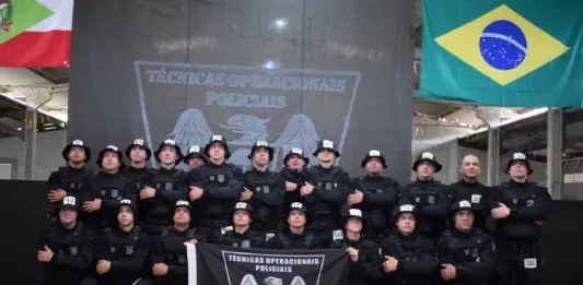 Polícia Penal de SC forma nova turma em curso de técnicas operacionais de alta complexidade Formandos do Curso de Técnicas Operacionais Policiais da Polícia Penal posam após a solenidade de formatura em Santa Catarina.
