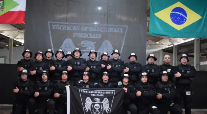 Polícia Penal de SC forma nova turma em curso de técnicas operacionais de alta complexidade Formandos do Curso de Técnicas Operacionais Policiais da Polícia Penal posam após a solenidade de formatura em Santa Catarina.