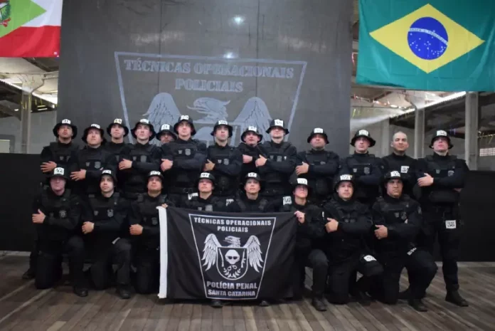 Formandos do Curso de Técnicas Operacionais Policiais da Polícia Penal posam após a solenidade de formatura em Santa Catarina.