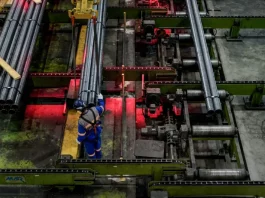 Trabalhador opera linha de produção em indústria metalúrgica de Santa Catarina, representando o crescimento econômico do estado em 2025