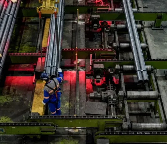Trabalhador opera linha de produção em indústria metalúrgica de Santa Catarina, representando o crescimento econômico do estado em 2025