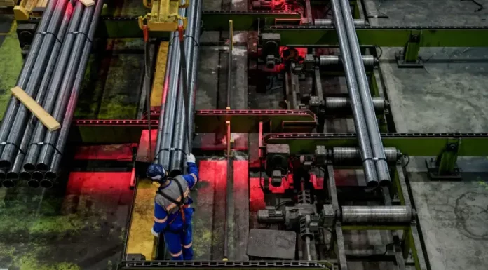 SC tem maior crescimento econômico do país e registra desemprego mais baixo do Brasil Trabalhador opera linha de produção em indústria metalúrgica de Santa Catarina, representando o crescimento econômico do estado em 2025