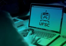 Jovem acessa site da UFSC em um notebook para realizar inscrição no Vestibular Unificado 2026