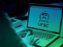 Jovem acessa site da UFSC em um notebook para realizar inscrição no Vestibular Unificado 2026
