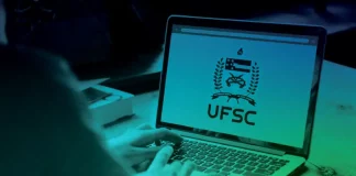 Jovem acessa site da UFSC em um notebook para realizar inscrição no Vestibular Unificado 2026