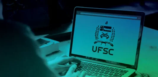 Jovem acessa site da UFSC em um notebook para realizar inscrição no Vestibular Unificado 2026