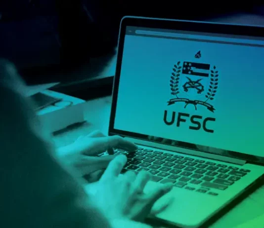 Jovem acessa site da UFSC em um notebook para realizar inscrição no Vestibular Unificado 2026