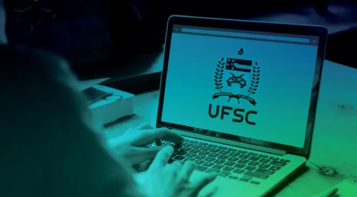Jovem acessa site da UFSC em um notebook para realizar inscrição no Vestibular Unificado 2026