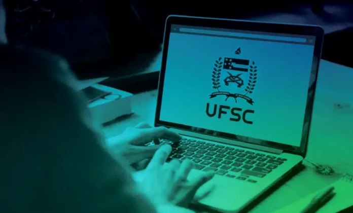 Jovem acessa site da UFSC em um notebook para realizar inscrição no Vestibular Unificado 2026