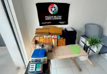 Polícia exibe drogas, balanças, celulares e materiais usados para tráfico apreendidos em São José.
