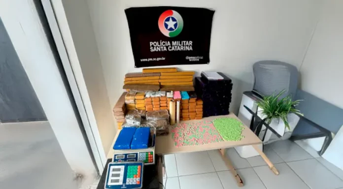 Polícia exibe drogas, balanças, celulares e materiais usados para tráfico apreendidos em São José.