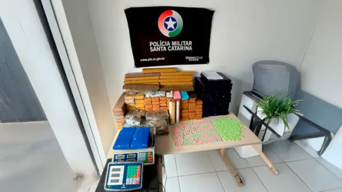 Polícia exibe drogas, balanças, celulares e materiais usados para tráfico apreendidos em São José.