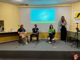 Colaboradores da FAHECE compartilham experiências pessoais em encontro sobre inclusão de pessoas com deficiência no mercado de trabalho.