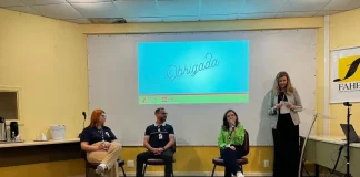 Colaboradores da FAHECE compartilham experiências pessoais em encontro sobre inclusão de pessoas com deficiência no mercado de trabalho.