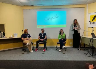 Colaboradores da FAHECE compartilham experiências pessoais em encontro sobre inclusão de pessoas com deficiência no mercado de trabalho.