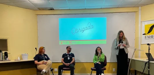 Colaboradores da FAHECE compartilham experiências pessoais em encontro sobre inclusão de pessoas com deficiência no mercado de trabalho.