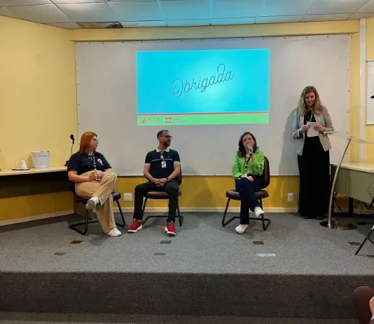 Colaboradores da FAHECE compartilham experiências pessoais em encontro sobre inclusão de pessoas com deficiência no mercado de trabalho.