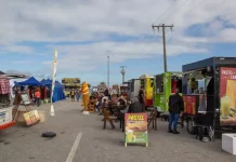 Food trucks estacionados na Beira-Mar de São José, oferecendo opções de gastronomia para o público