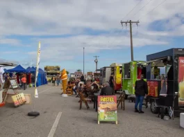 Food trucks estacionados na Beira-Mar de São José, oferecendo opções de gastronomia para o público