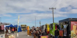 Food trucks estacionados na Beira-Mar de São José, oferecendo opções de gastronomia para o público