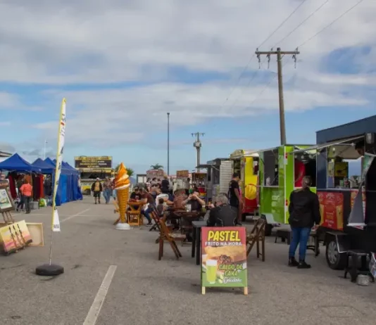 Food trucks estacionados na Beira-Mar de São José, oferecendo opções de gastronomia para o público