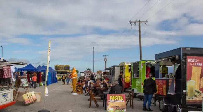 Food trucks estacionados na Beira-Mar de São José, oferecendo opções de gastronomia para o público