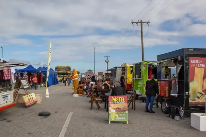 Food trucks estacionados na Beira-Mar de São José, oferecendo opções de gastronomia para o público