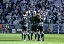 Jogadores do Figueirense comemoram abraçados em campo após vitória por 5 a 0 sobre o Avaí.