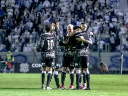 Jogadores do Figueirense comemoram abraçados em campo após vitória por 5 a 0 sobre o Avaí.