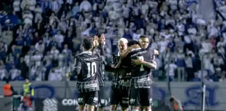 Jogadores do Figueirense comemoram abraçados em campo após vitória por 5 a 0 sobre o Avaí.