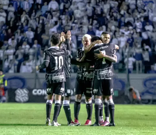 Jogadores do Figueirense comemoram abraçados em campo após vitória por 5 a 0 sobre o Avaí.