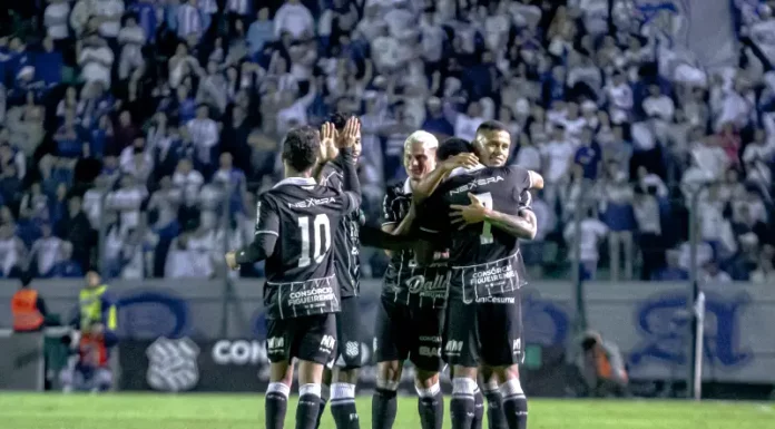 Figueirense goleia, Avaí vacila e o Brasil preocupa Jogadores do Figueirense comemoram abraçados em campo após vitória por 5 a 0 sobre o Avaí.