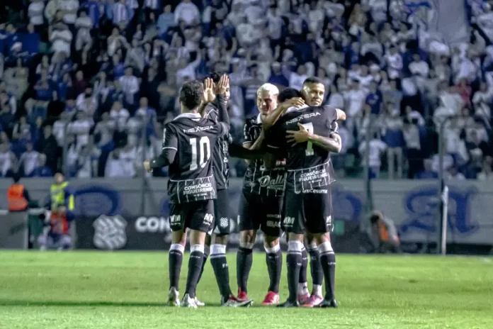 Jogadores do Figueirense comemoram abraçados em campo após vitória por 5 a 0 sobre o Avaí.