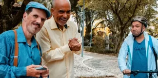 Atores do curta “Dr. Luciano Rosa” em cena; filme usa humor para tratar tabus sobre a saúde masculina e a importância da prevenção.