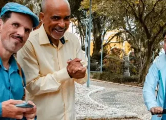 Atores do curta “Dr. Luciano Rosa” em cena; filme usa humor para tratar tabus sobre a saúde masculina e a importância da prevenção.