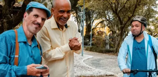 Atores do curta “Dr. Luciano Rosa” em cena; filme usa humor para tratar tabus sobre a saúde masculina e a importância da prevenção.
