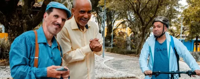 Atores do curta “Dr. Luciano Rosa” em cena; filme usa humor para tratar tabus sobre a saúde masculina e a importância da prevenção.
