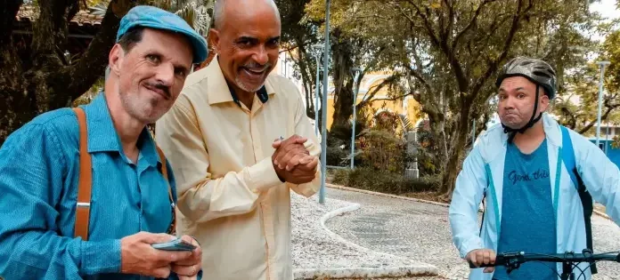 Atores do curta “Dr. Luciano Rosa” em cena; filme usa humor para tratar tabus sobre a saúde masculina e a importância da prevenção.