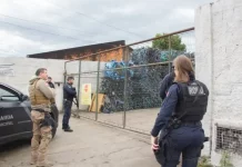 Guardas municipais e policiais militares em frente a comércio durante a Operação Fio Desencapado contra furto de fios de iluminação em São José.