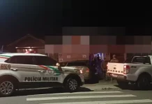 Agentes da Polícia Militar posicionados em frente a um estabelecimento durante a Operação Sossego em São José.