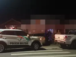 Agentes da Polícia Militar posicionados em frente a um estabelecimento durante a Operação Sossego em São José.