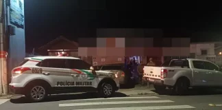 Agentes da Polícia Militar posicionados em frente a um estabelecimento durante a Operação Sossego em São José.