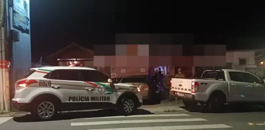 Agentes da Polícia Militar posicionados em frente a um estabelecimento durante a Operação Sossego em São José.